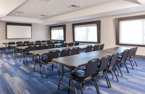 Lee's Summit Hotel | Ideal Stay at Holiday Inn Express & Suites - Lee's Summit