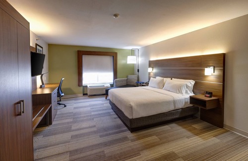 Shelbyville Hotel | Discover Holiday Inn Express Shelbyville with Pool & Breakfast
