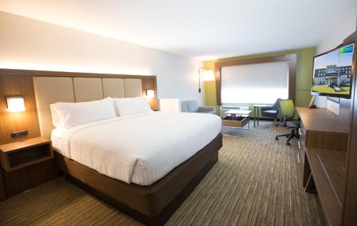 Springfield Hotel | Discover Holiday Inn Express & Suites Nashville North