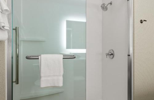 Fairfield Hotel | Relax at Holiday Inn Express & Suites with Ocean View Amenities