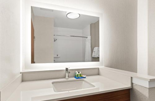 Fairfield Hotel | Relax at Holiday Inn Express & Suites with Ocean View Amenities