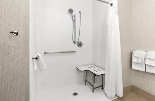 Fairfield Hotel | Relax at Holiday Inn Express & Suites with Ocean View Amenities