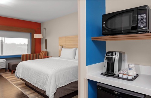 Wilmington Hotel | Discover Holiday Inn Express & Suites Wilmington West Today