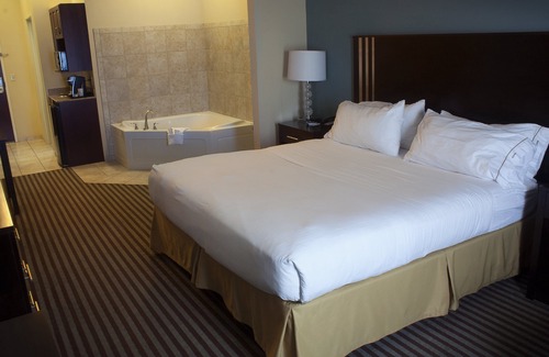 Austintown Hotel | Discover Holiday Inn Express & Suites Youngstown West
