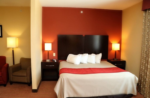Bridgeport Hotel | Convenient Hometown Executive Suites with Pool & Restaurant