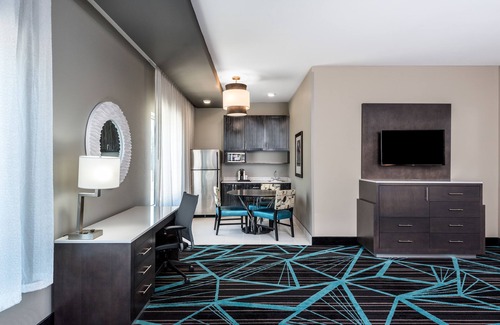 Toddville Road Hotel | Convenient Holiday Inn Express & Suites Near Charlotte Airport