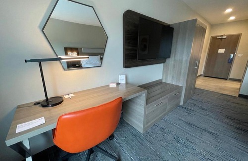 Fort Smith Hotel | Top-Rated Holiday Inn Express & Suites - Ft. Smith Airport