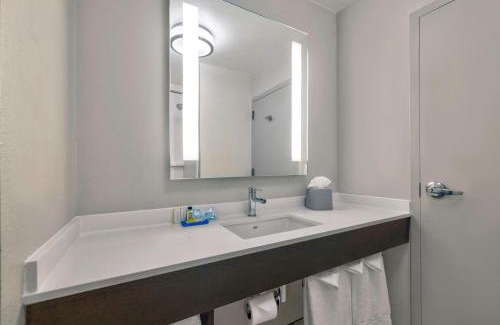 Waldron Hotel | Inviting Holiday Inn Express & Suites at Kansas City Airport