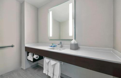 Waldron Hotel | Inviting Holiday Inn Express & Suites at Kansas City Airport