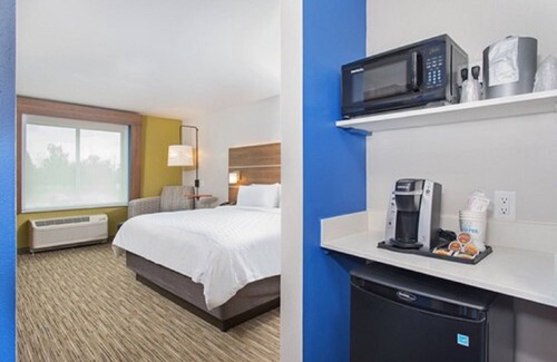 La Grange Hotel | Enjoy Family-Friendly Comfort at Holiday Inn Express La Grange