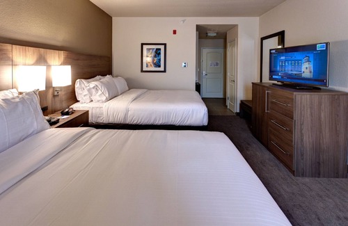 Manhattan Hotel | Eco-Friendly Holiday Inn Express & Suites Manhattan Awaits