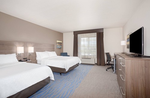 Manhattan Hotel | Eco-Friendly Holiday Inn Express & Suites Manhattan Awaits