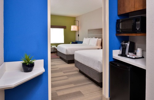 Melbourne Hotel | Top-Rated Holiday Inn Express & Suites with Pool and Spa