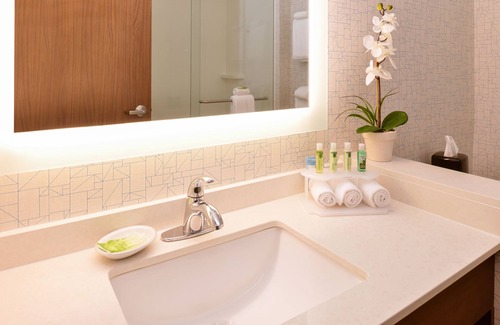 Melbourne Hotel | Top-Rated Holiday Inn Express & Suites with Pool and Spa