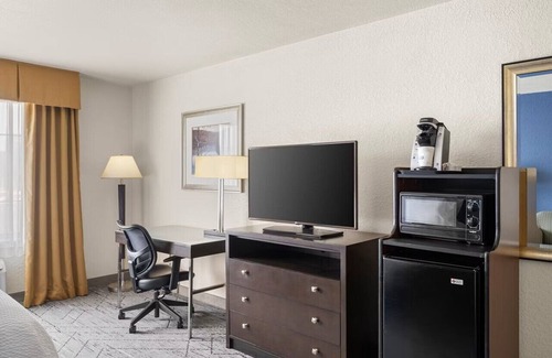New Buffalo Hotel | Enjoy Family-Friendly Stays at Holiday Inn Express New Buffalo