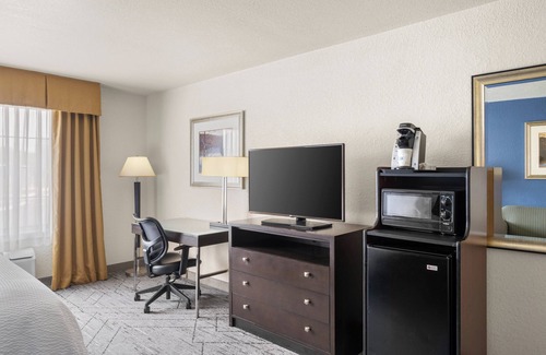 New Buffalo Hotel | Enjoy Family-Friendly Stays at Holiday Inn Express New Buffalo