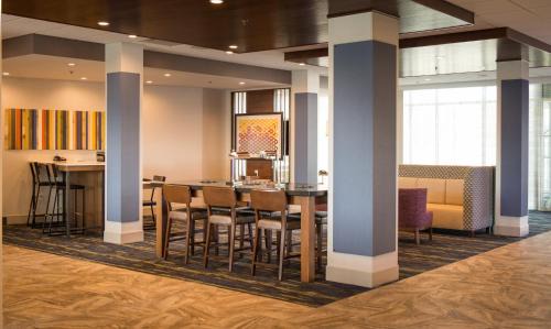 Galt Hotel | Top-Rated Holiday Inn Express & Suites Rock Falls - Pet Friendly