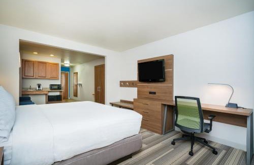 Rocky Mount Hotel | Inviting Stay at Holiday Inn Express Rocky Mount with Hot Tub