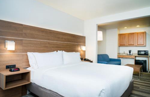 Rocky Mount Hotel | Inviting Stay at Holiday Inn Express Rocky Mount with Hot Tub