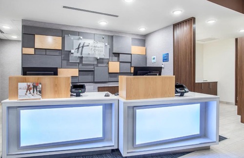 Versailles Hotel | Guest Rated 8.9: Holiday Inn Express & Suites Lexington W