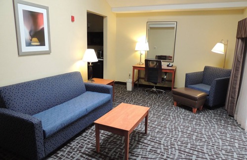 New Castle Hotel | Comfortable Stay at Holiday Inn Express & Suites Birmingham