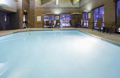 Bloomington Hotel | Comfortable Stay at Holiday Inn Express & Suites Bloomington West