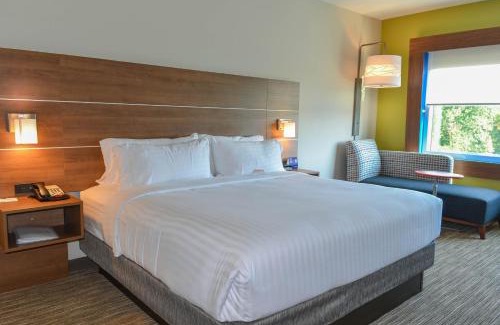 University Place Hotel | Discover Holiday Inn Express & Suites - Charlotte NE