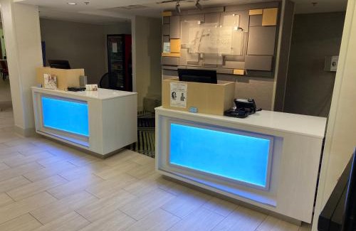 Western Branch North Hotel | Comfortable Holiday Inn Express & Suites with Pool Access