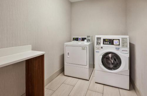 Western Branch North Hotel | Comfortable Holiday Inn Express & Suites with Pool Access