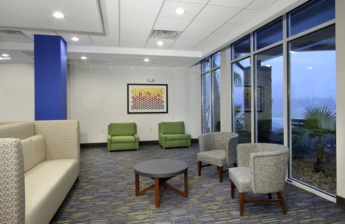 Columbus Hotel | Discover Comfort at Holiday Inn Express & Suites Columbus North