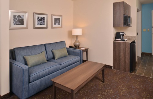 Dearborn Hotel | Relax at Holiday Inn Express & Suites Dearborn SW - Detroit