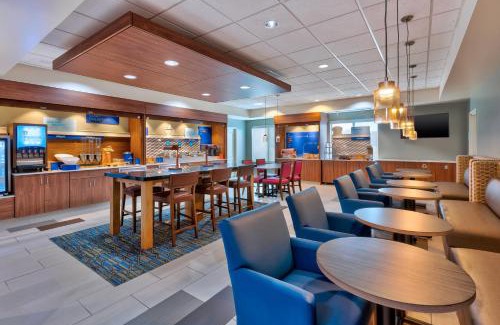 Effingham Hotel | Comfortable Stay at Holiday Inn Express & Suites Effingham