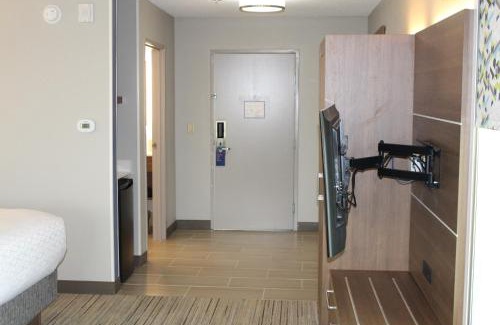 Enterprise Hotel | Family-Friendly Holiday Inn Express & Suites with Ocean Views