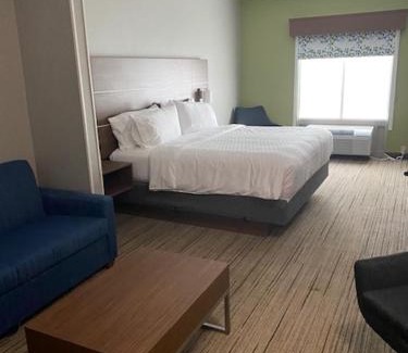 Enterprise Hotel | Family-Friendly Holiday Inn Express & Suites with Ocean Views