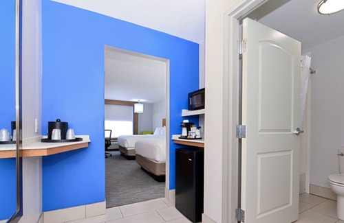 Lexington Hotel | Comfortable Holiday Inn Express & Suites Lexington Midtown