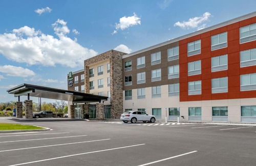 Salunga Hotel | Guest Favorite: Holiday Inn Express & Suites Mount Joy