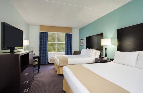 Plant City Hotel | Pet-Friendly Holiday Inn Express Suites Plant City Awaits