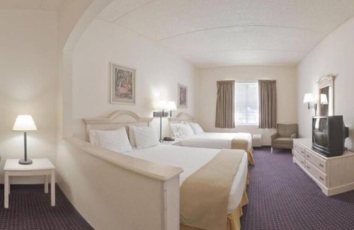 Plant City Hotel | Pet-Friendly Holiday Inn Express Suites Plant City Awaits