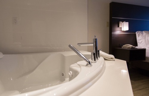 Airport Road Business Centre Hotel | Discover Holiday Inn Express & Suites Brampton with Pool