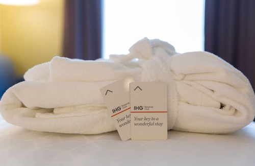 Airport Road Business Centre Hotel | Discover Holiday Inn Express & Suites Brampton with Pool