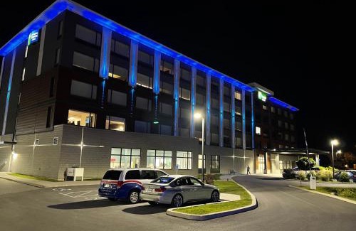Downtown Gatineau Hotel | Inviting Holiday Inn Express & Suites Gatineau-Ottawa Hotel