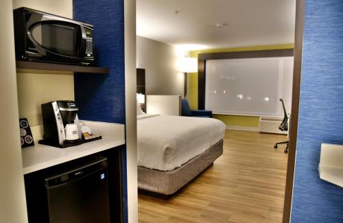 Downtown Gatineau Hotel | Inviting Holiday Inn Express & Suites Gatineau-Ottawa Hotel