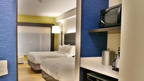 Downtown Gatineau Hotel | Inviting Holiday Inn Express & Suites Gatineau-Ottawa Hotel