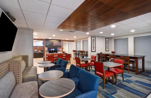 East Texas Hotel | Convenient Stay at Holiday Inn Express & Suites Allentown