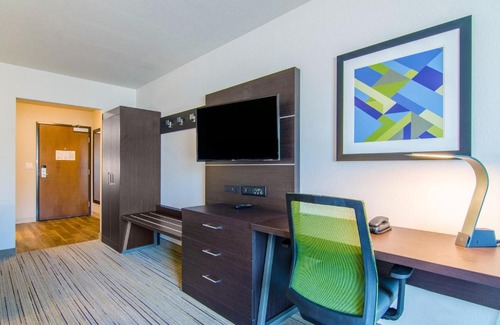 Atchison Hotel | Exceptional Stay at Holiday Inn Express & Suites Atchison