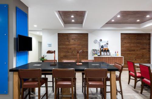 Florence Hotel | Discover Holiday Inn Express & Suites Florence I-95 with Pool