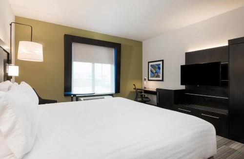Florence Hotel | Discover Holiday Inn Express & Suites Florence I-95 with Pool