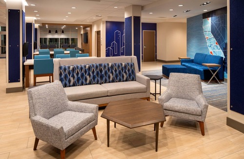 Raisin Hotel | Comfortable Stay at Holiday Inn Express & Suites Fresno Airport