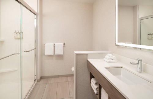 Raisin Hotel | Comfortable Stay at Holiday Inn Express & Suites Fresno Airport