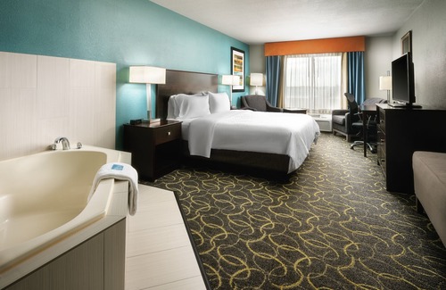 Grapevine Hotel | Stylish Stay at Holiday Inn Express & Suites DFW - Grapevine